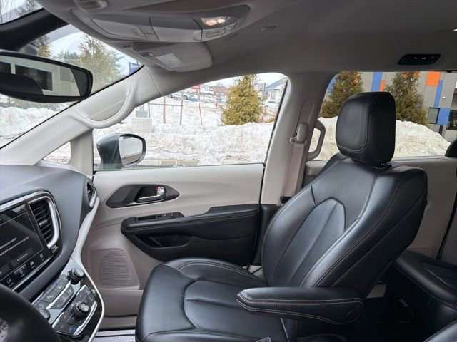 Used 2023 Chrysler Pacifica Touring-L image 16