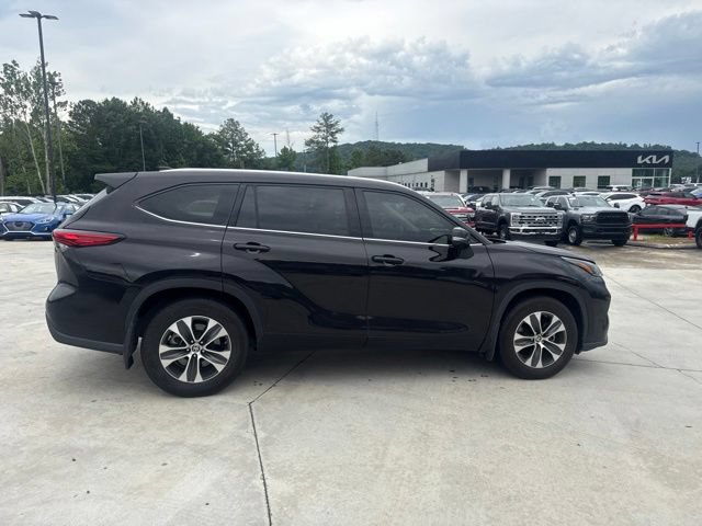 Used 2021 Toyota Highlander XLE FWD image 11