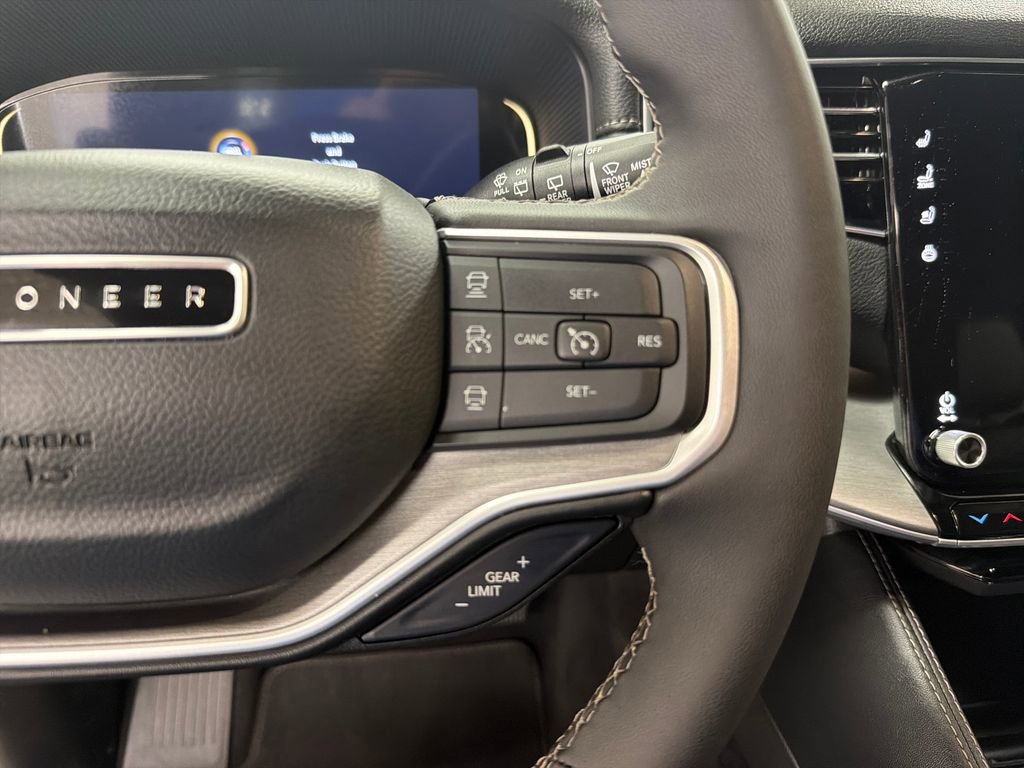 Used 2025 Jeep Wagoneer 4WD image 21