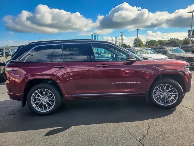 Used 2025 Jeep Grand Cherokee Summit w/ Luxury Tech Group V image 6