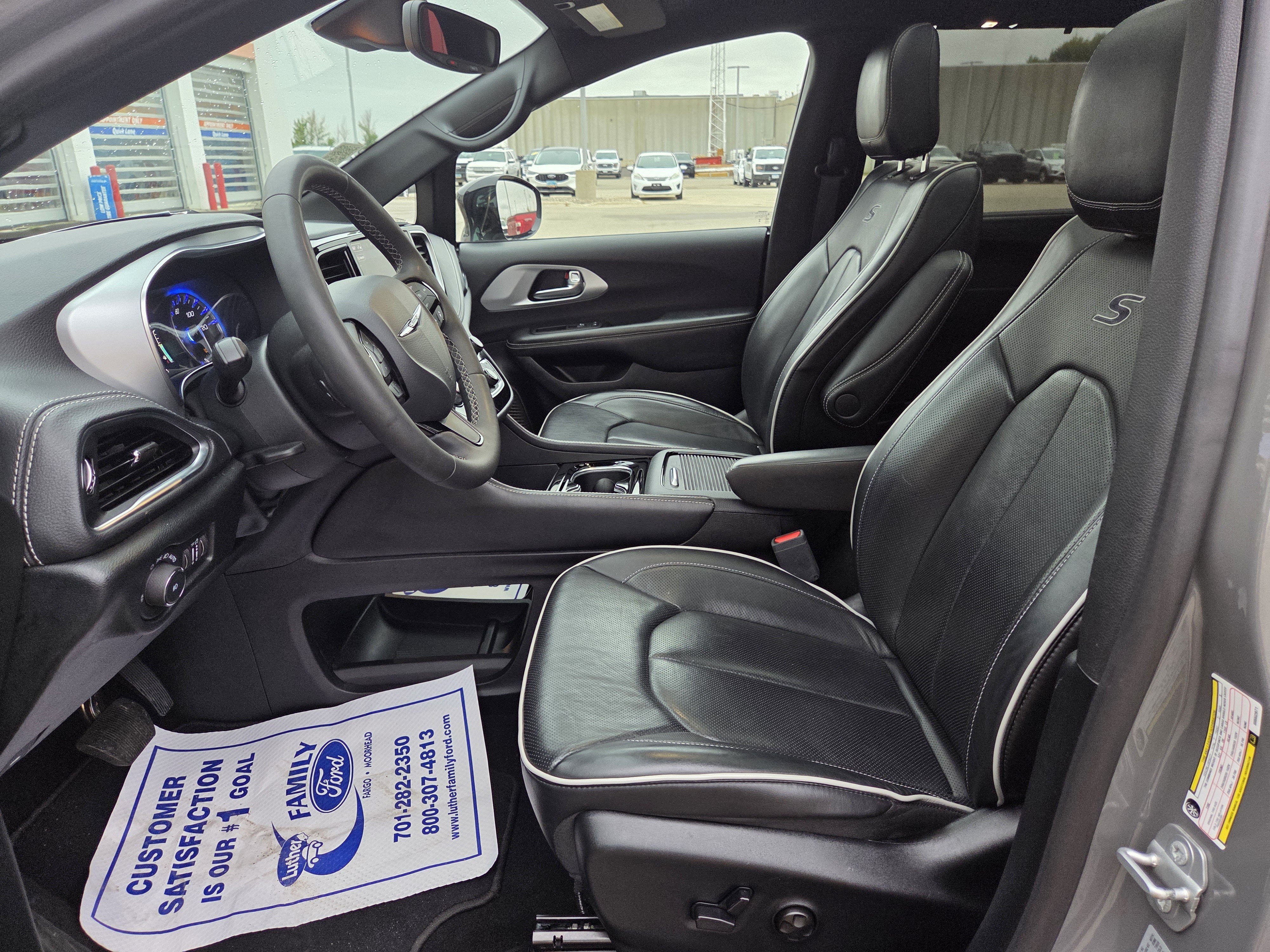 Used 2025 Chrysler Pacifica Limited FWD image 21
