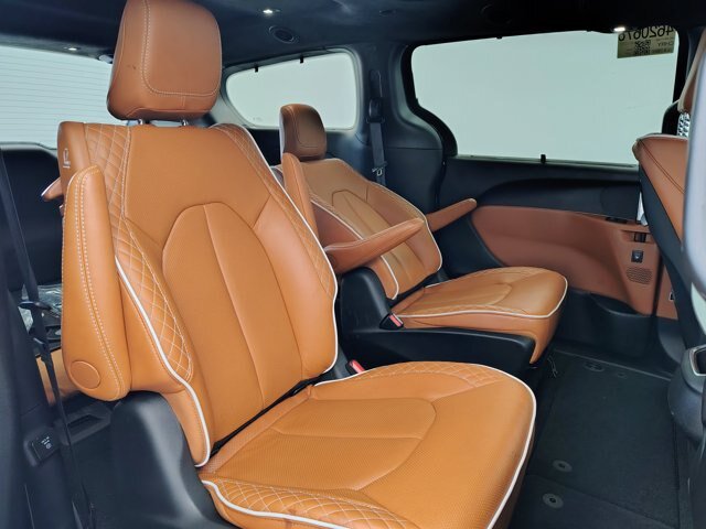 Used 2024 Chrysler Pacifica Pinnacle FWD image 15