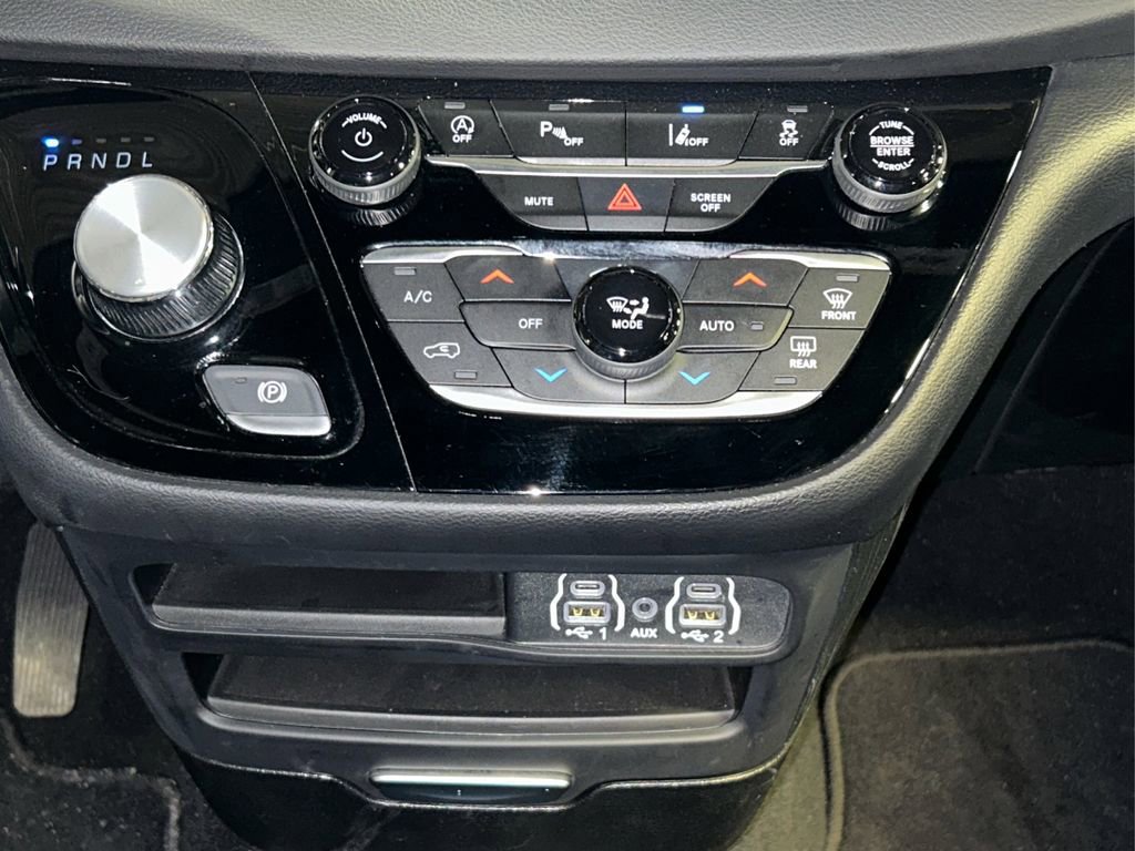 Used 2025 Chrysler Pacifica Select image 31