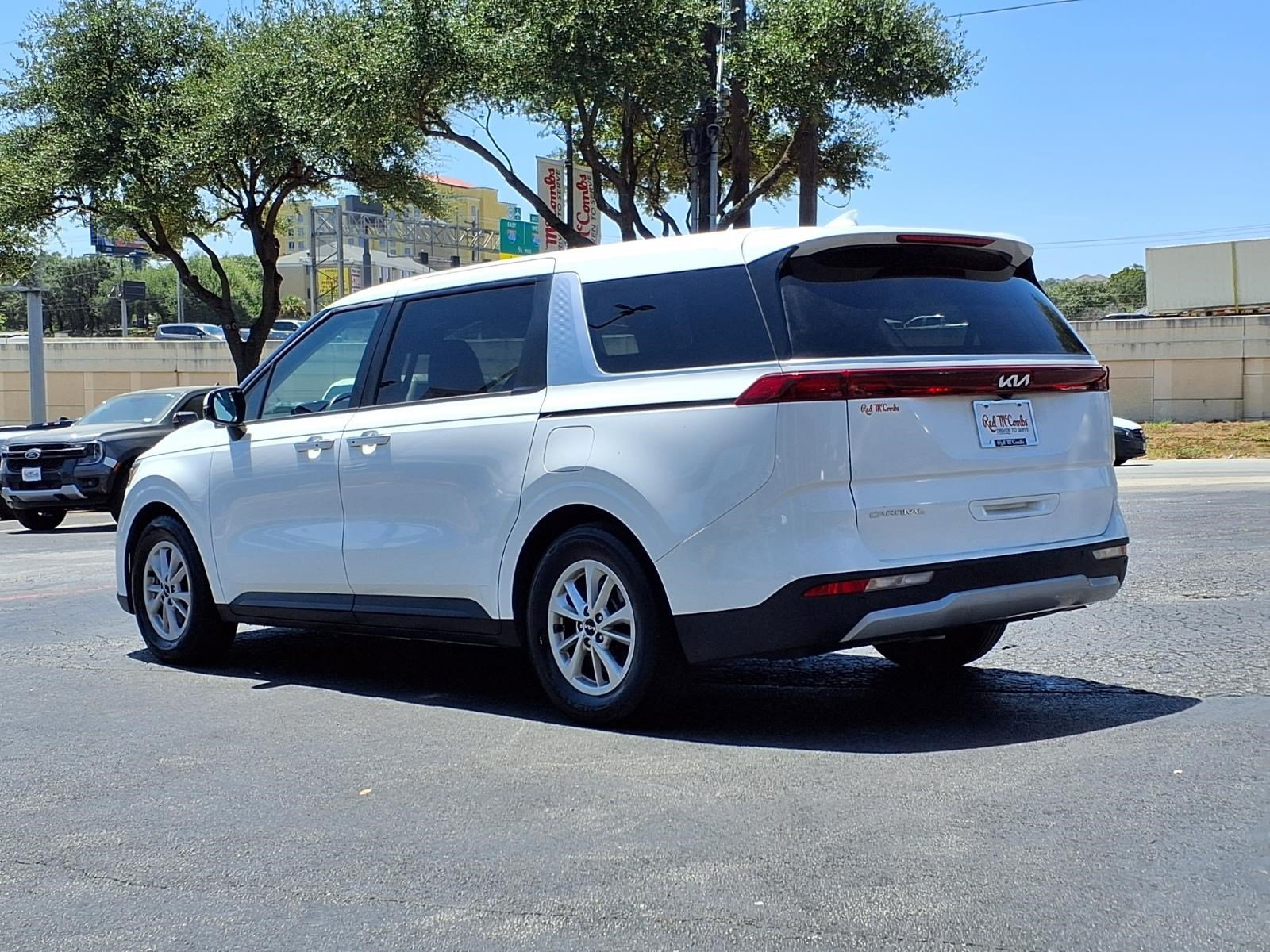 Used 2023 Kia Carnival LX FWD image 8