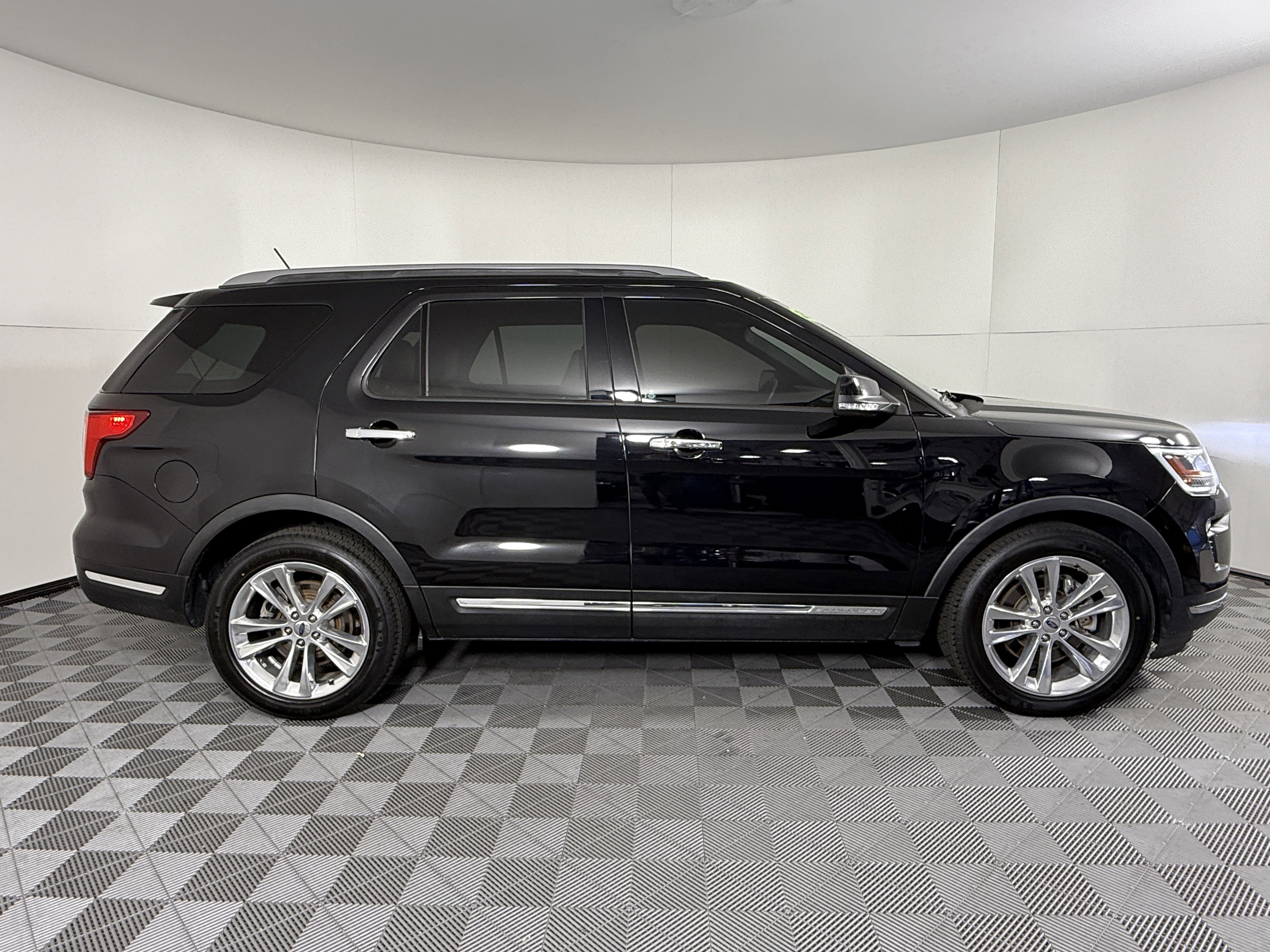 Certified 2019 Ford Explorer Limited w/ Ford Safe & Smart Package image 2