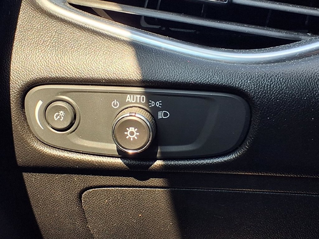 Used 2020 Chevrolet Malibu LT FWD image 17
