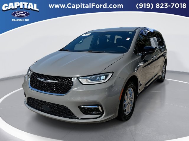 Used 2025 Chrysler Pacifica Select FWD image 1