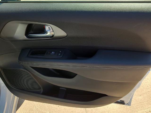 Used 2025 Chrysler Pacifica Select FWD image 8