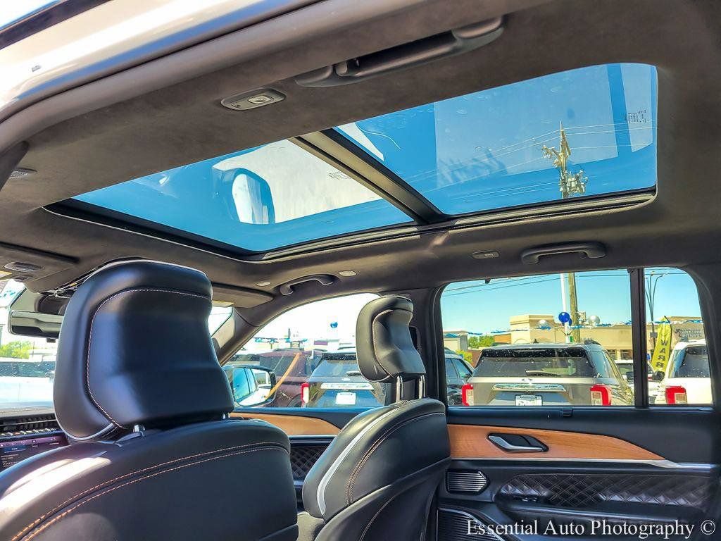 Used 2022 Jeep Grand Cherokee Summit AWD/4WD image 12
