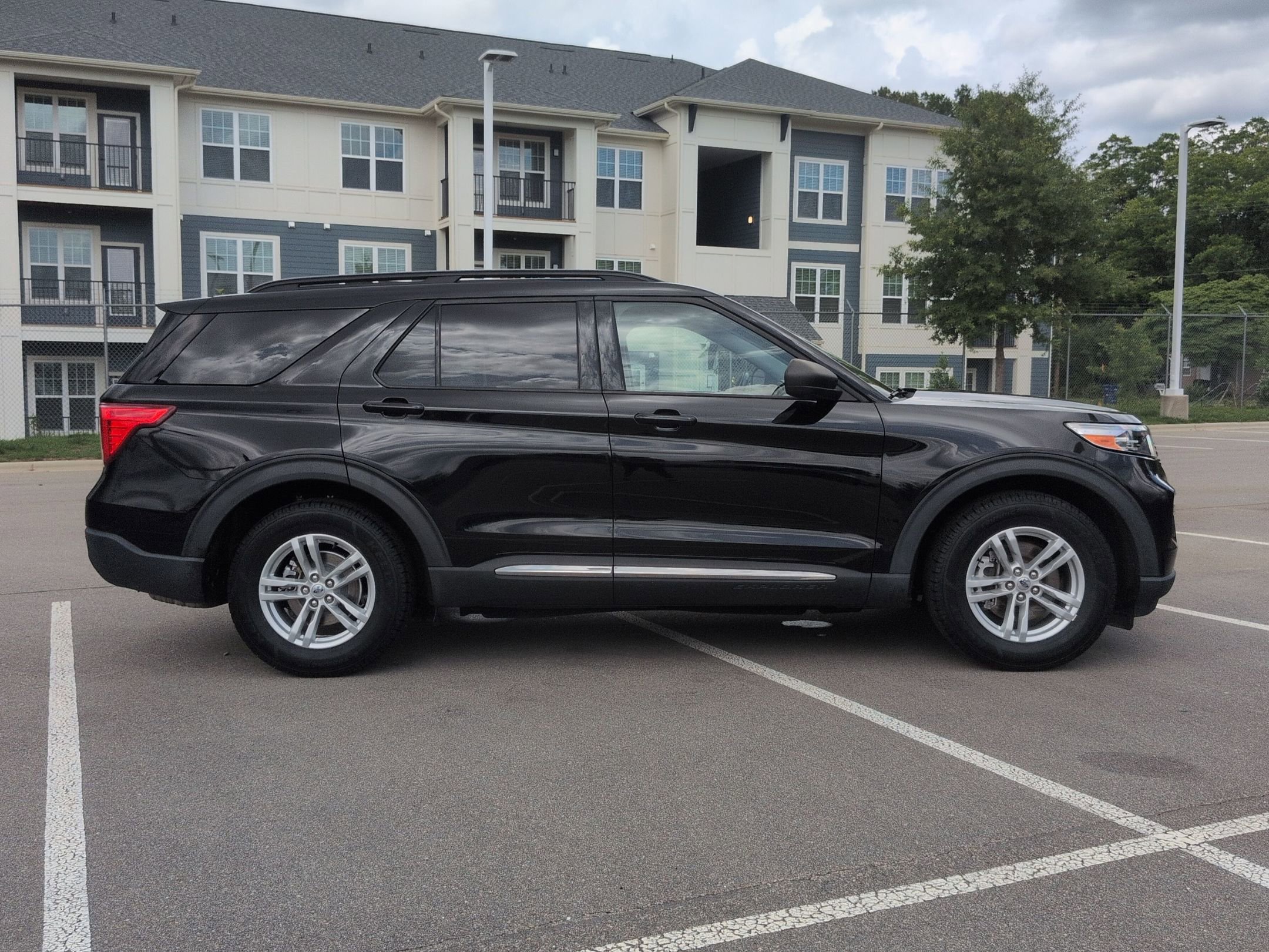 Certified 2021 Ford Explorer XLT w/ Equipment Group 202A RWD image 3