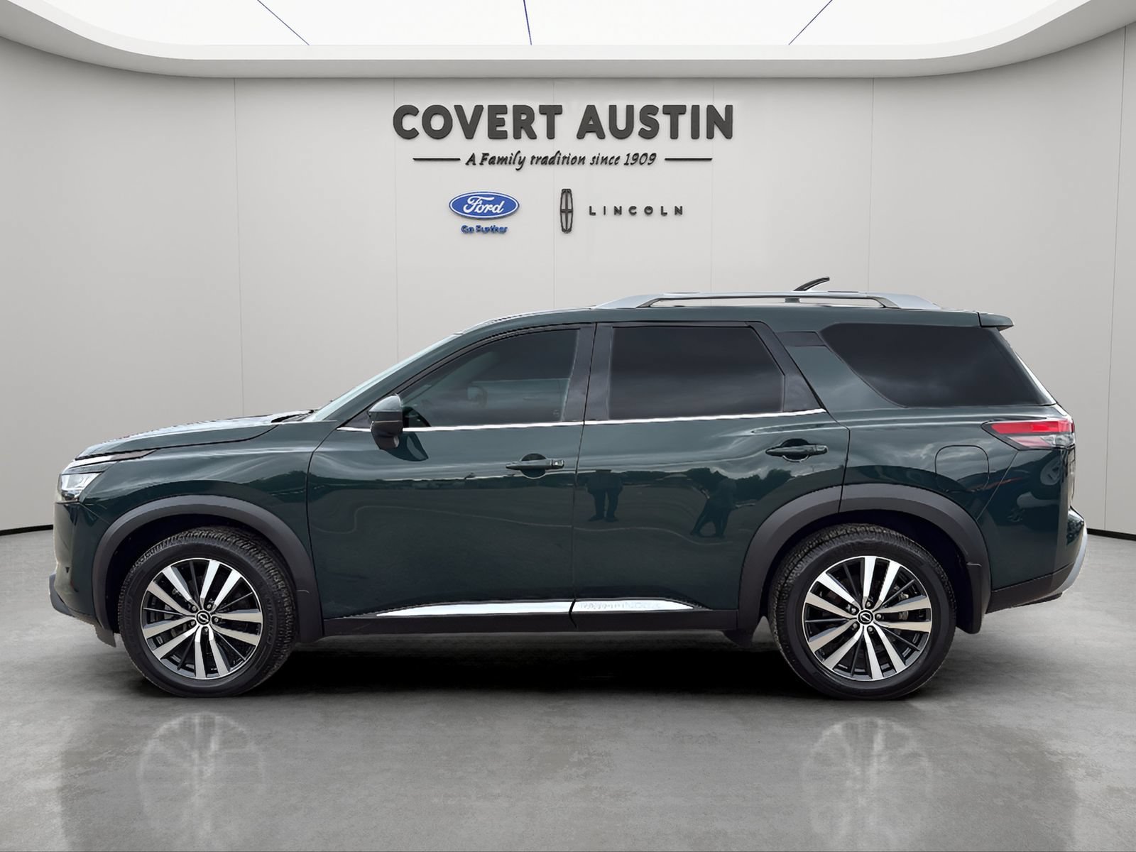 Used 2022 Nissan Pathfinder Platinum w/ Cargo Package AWD/4WD image 2
