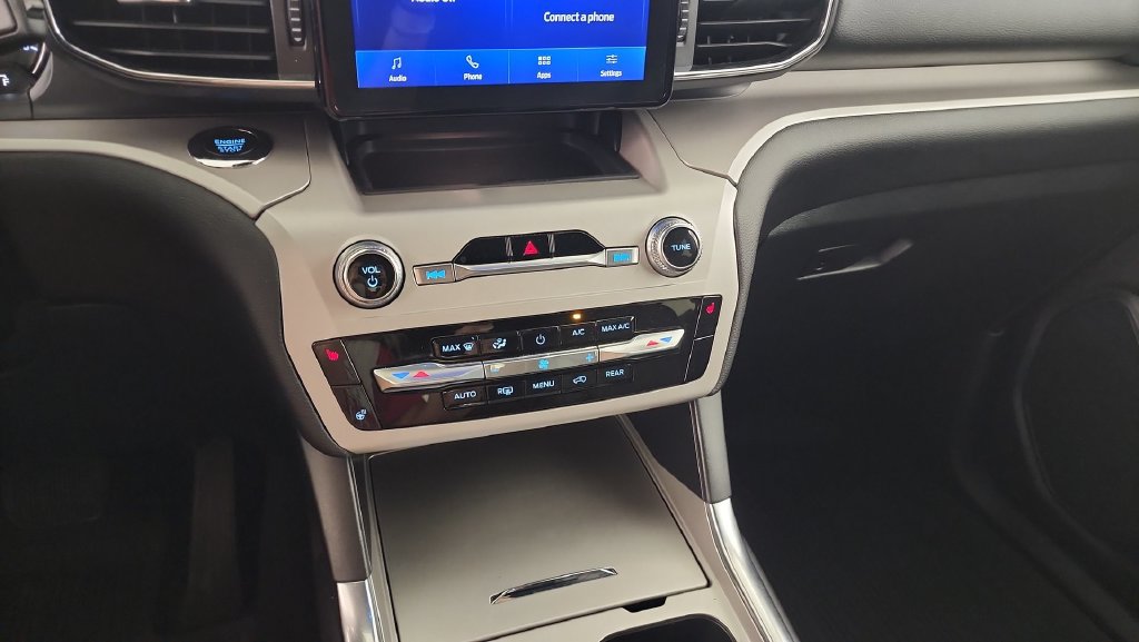 Certified 2024 Ford Explorer XLT w/ Equipment Group 202A AWD/4WD image 18