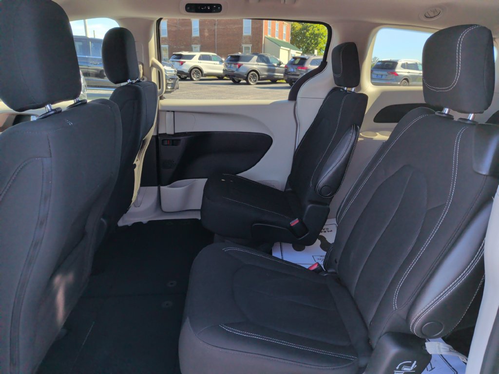 Used 2023 Chrysler Voyager LX FWD image 11