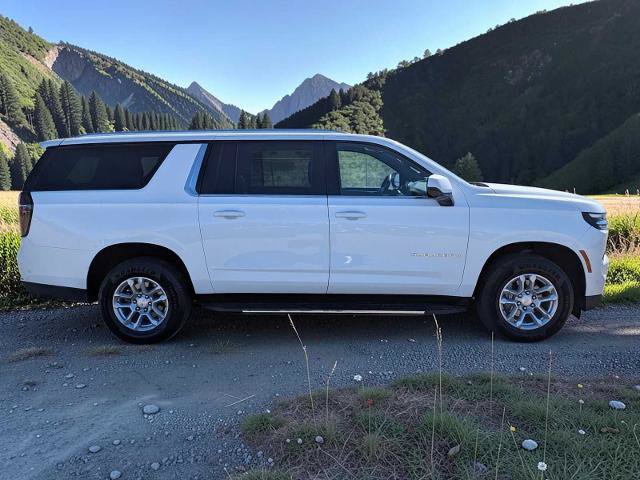 Used 2025 Chevrolet Suburban LT AWD/4WD image 7