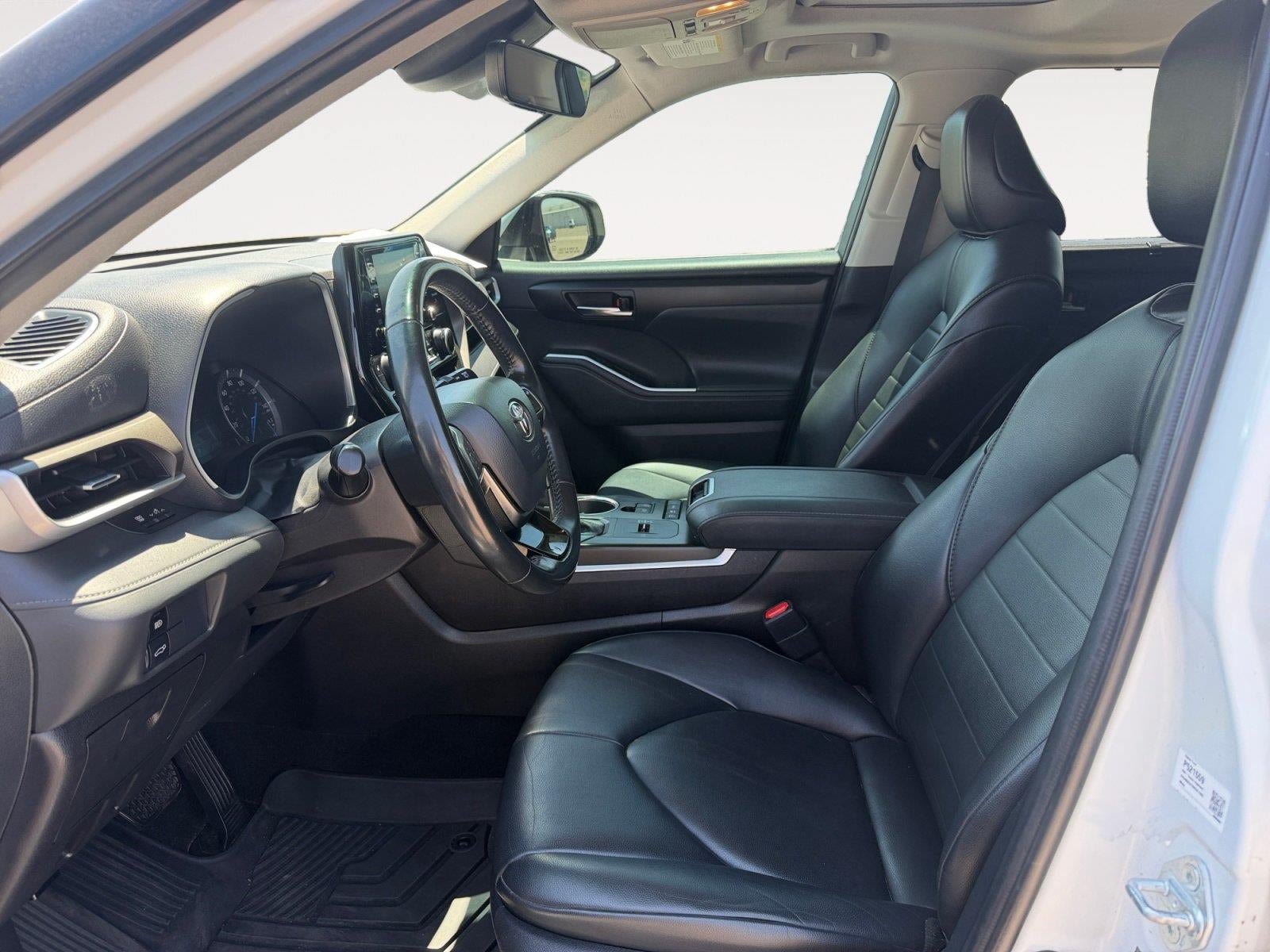 Used 2021 Toyota Highlander XLE AWD/4WD image 11