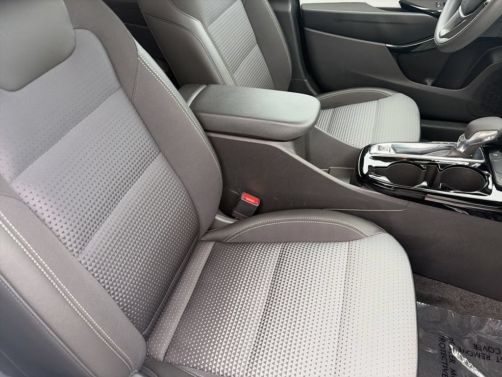 Used 2025 Chevrolet Trax LT FWD image 33