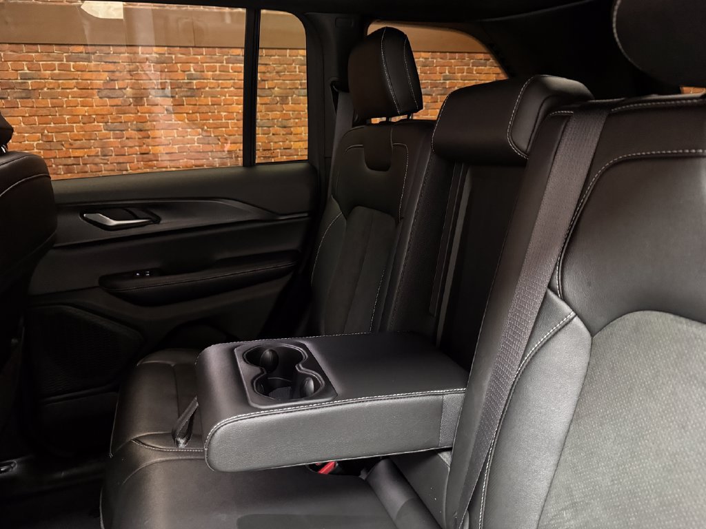 Used 2023 Jeep Grand Cherokee Altitude AWD/4WD image 12