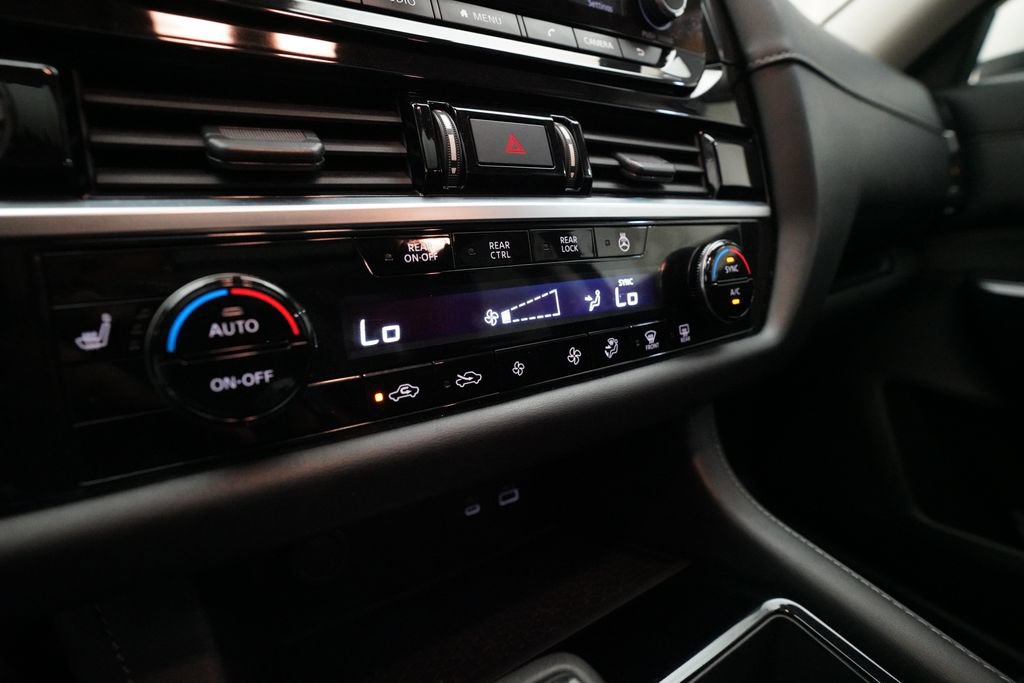 Used 2022 Nissan Pathfinder SV AWD/4WD image 21