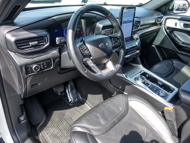Certified 2023 Ford Explorer Platinum w/ Technology Package AWD/4WD image 10
