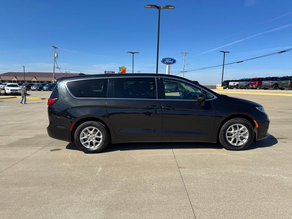 Used 2023 Chrysler Pacifica Touring-L image 2