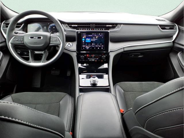 Used 2025 Jeep Grand Cherokee Altitude AWD/4WD image 11