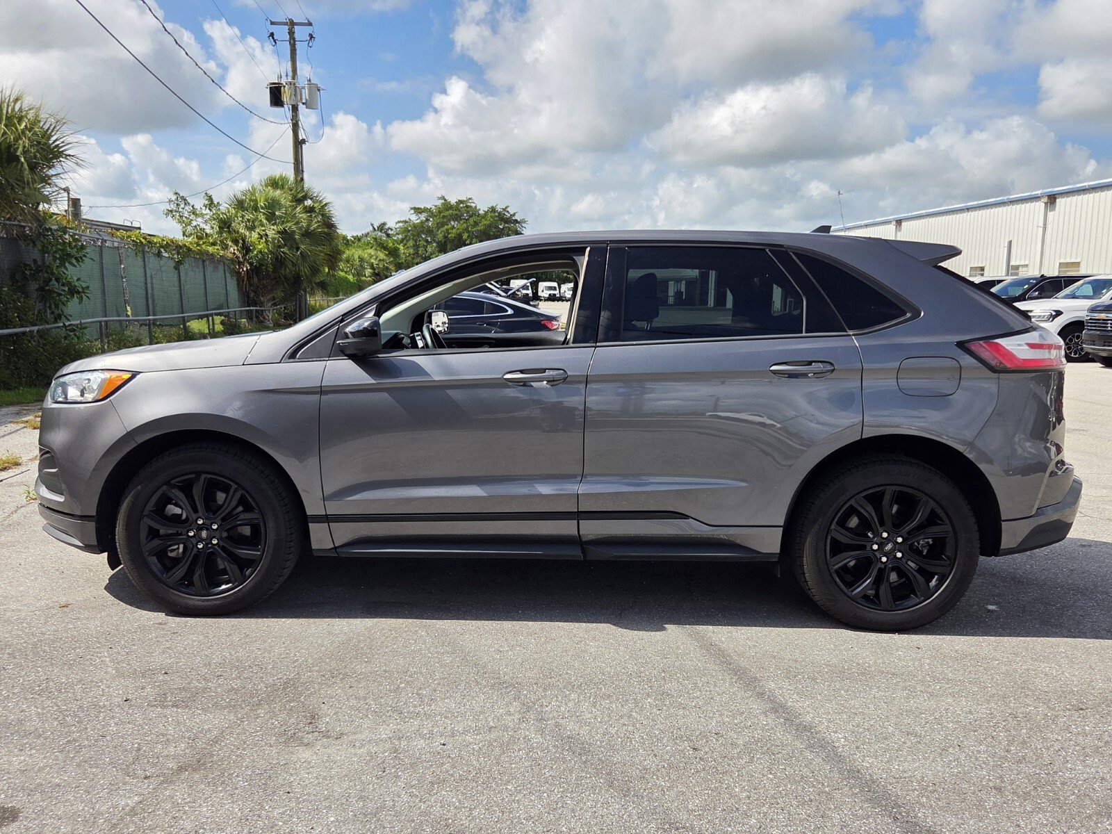 Certified 2022 Ford Edge SE w/ Black Appearance Package AWD/4WD image 2