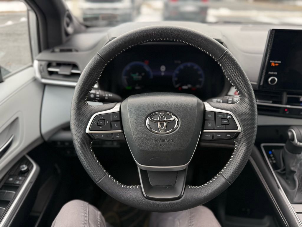 Used 2025 Toyota Sienna XSE w/ XSE Plus Package image 8