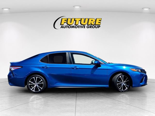 Used 2020 Toyota Camry SE w/ Blackout Package image 3