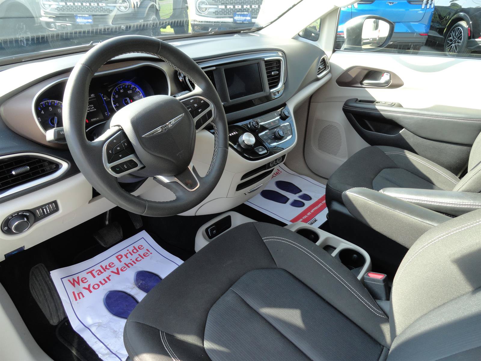 Used 2023 Chrysler Voyager LX FWD image 11