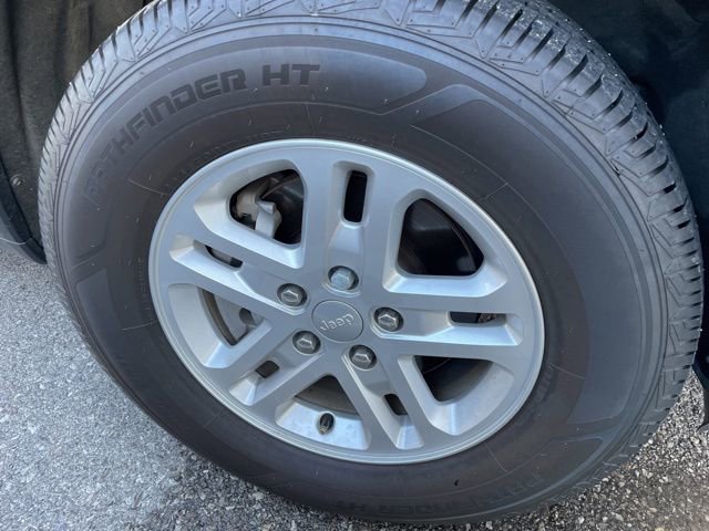 Used 2024 Jeep Grand Cherokee Laredo image 5