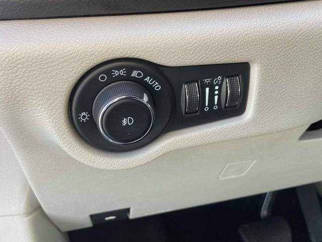 Used 2024 Chrysler Pacifica Touring-L FWD image 18