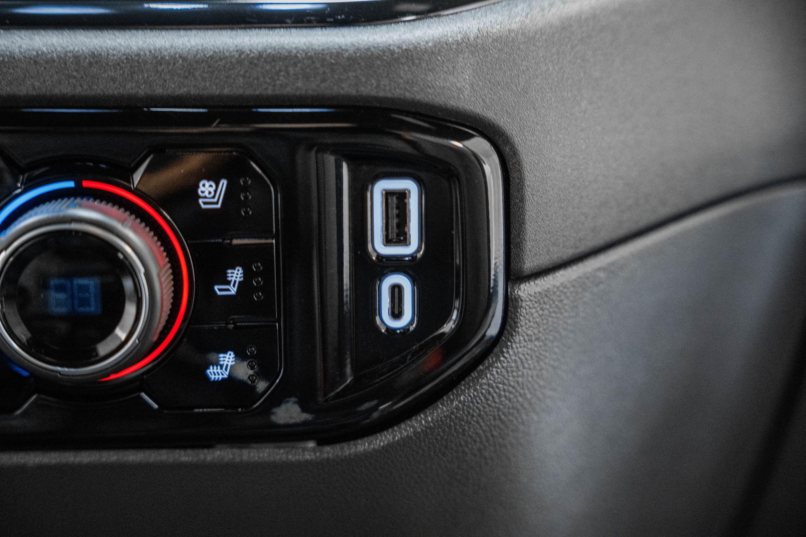 Used 2024 Chevrolet Silverado 1500 ZR2 image 31