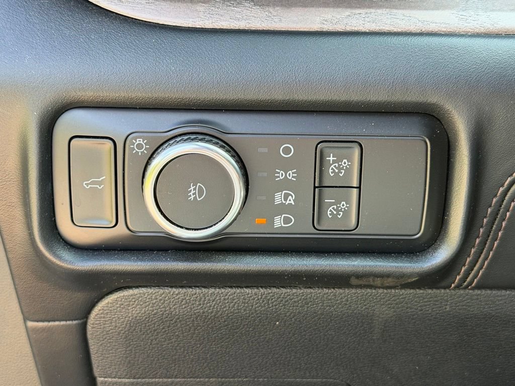 Certified 2024 Ford Explorer Platinum w/ Technology Package AWD/4WD image 13