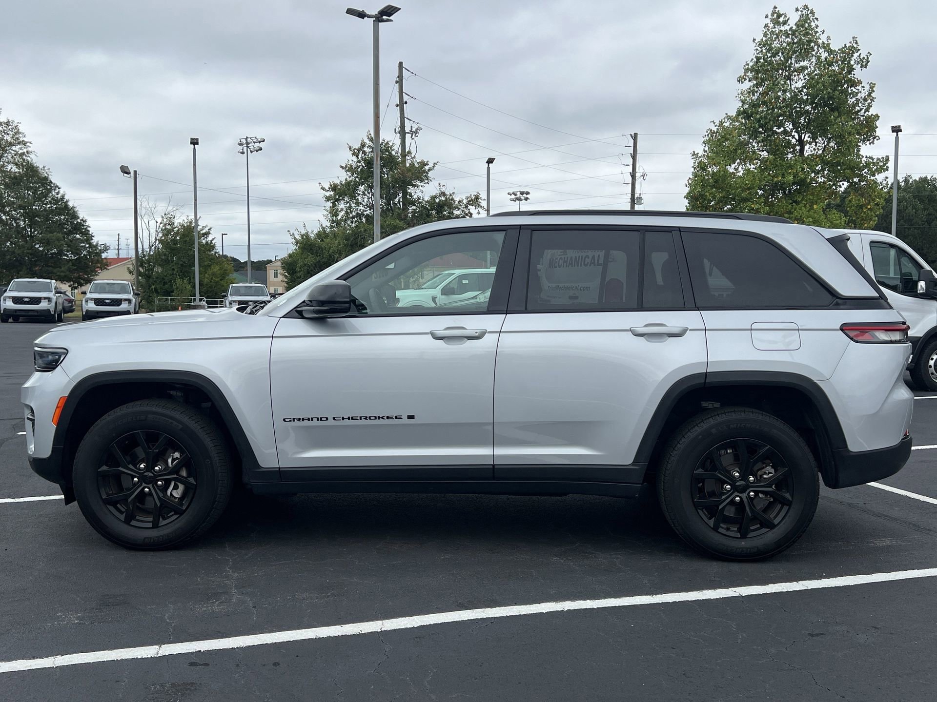 Used 2024 Jeep Grand Cherokee Altitude image 6