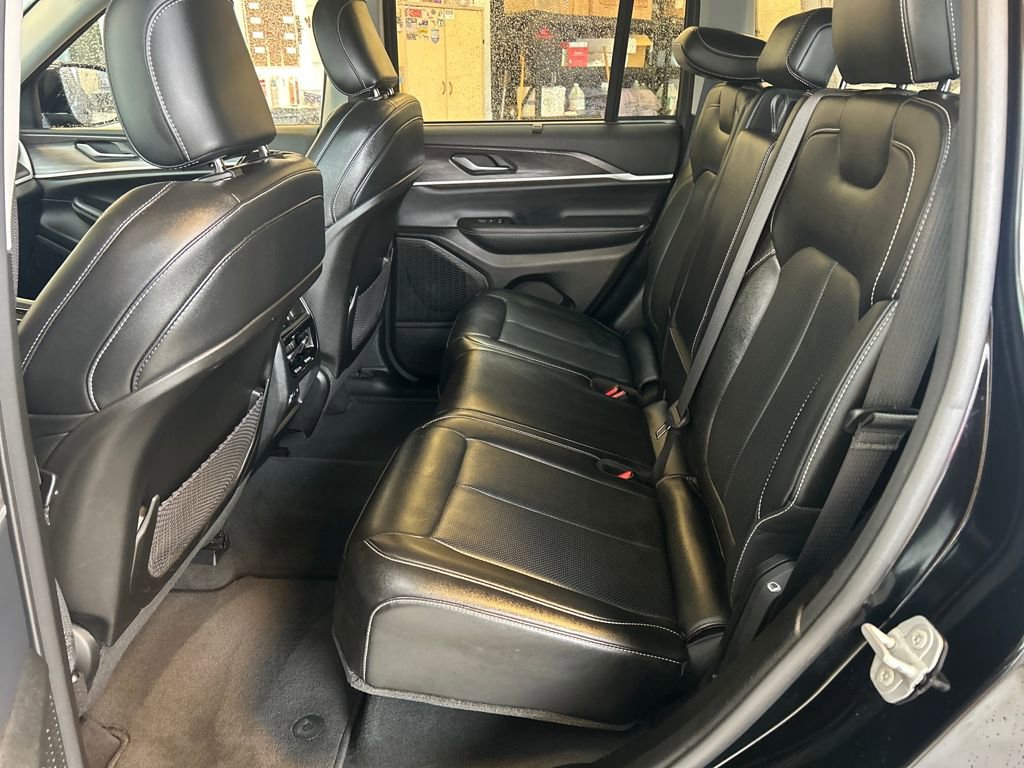 Used 2023 Jeep Grand Cherokee Limited w/ Luxury Tech Group II image 9