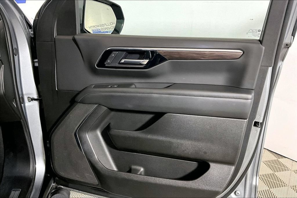 Used 2025 Chevrolet Suburban Z71 AWD/4WD image 19