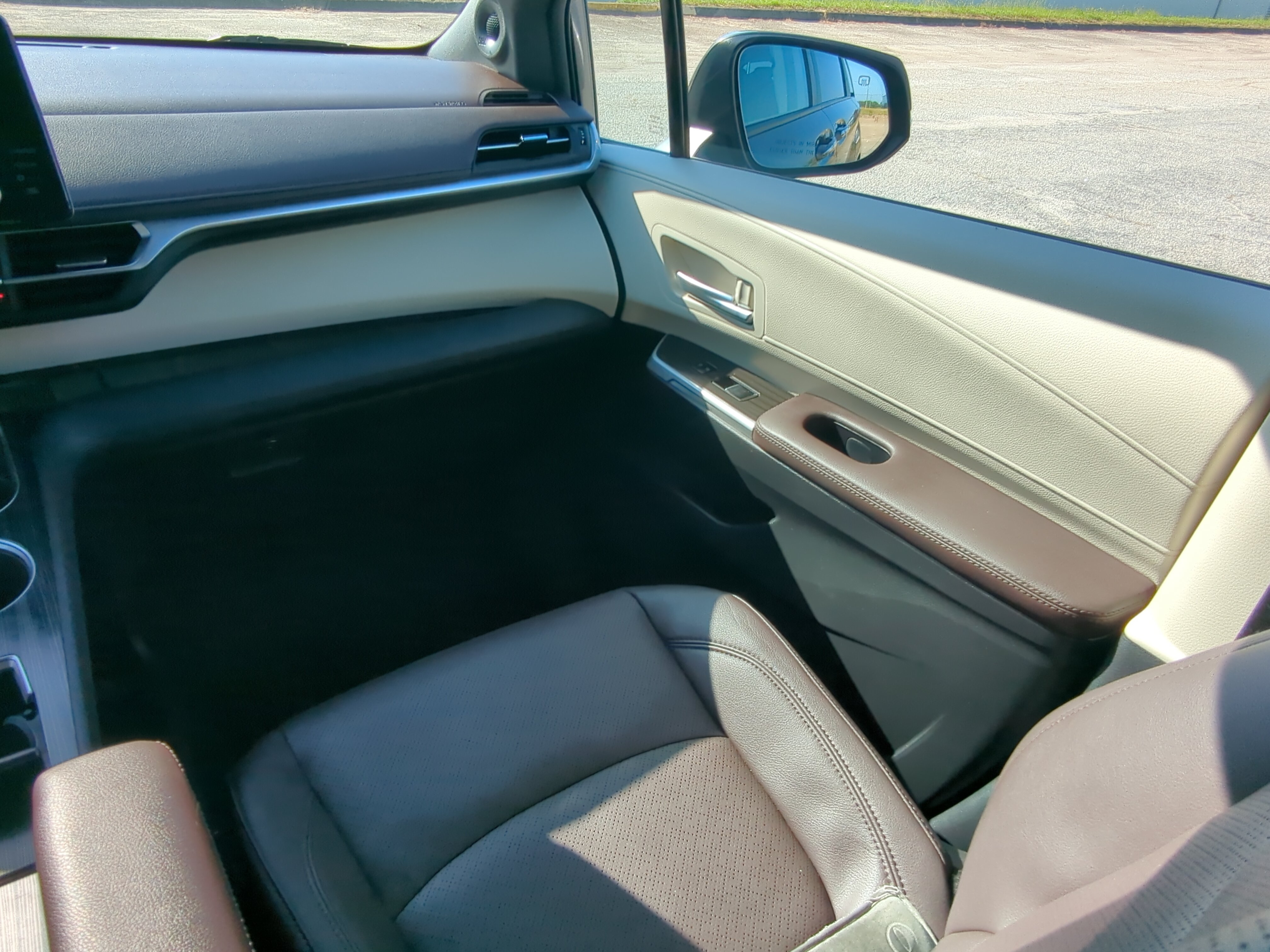 Used 2023 Toyota Sienna Platinum FWD image 15
