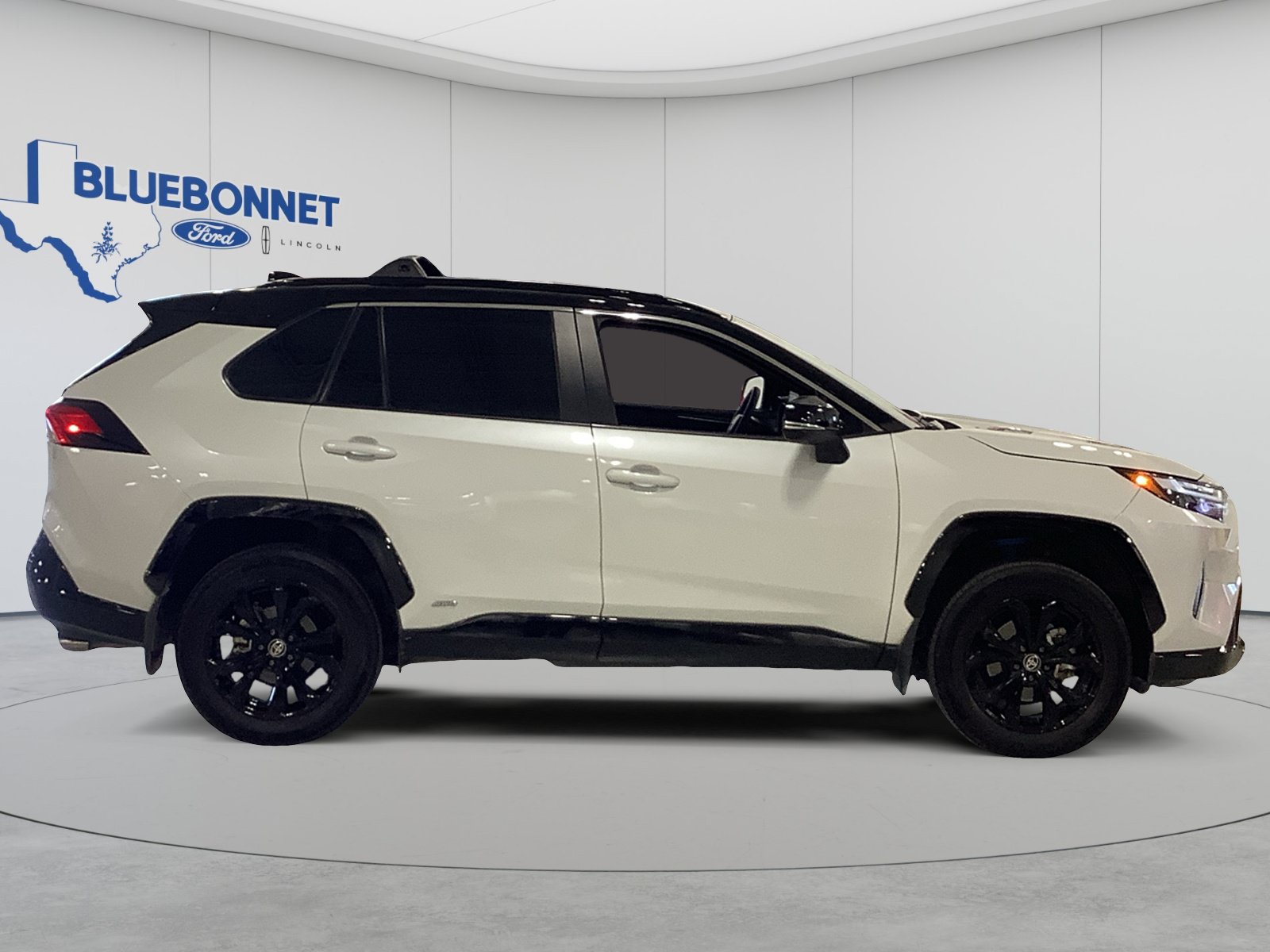 Used 2023 Toyota RAV4 XSE AWD/4WD image 3