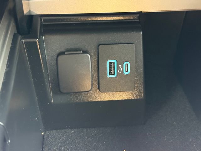 Certified 2022 Ford Explorer XLT w/ Equipment Group 202A image 15