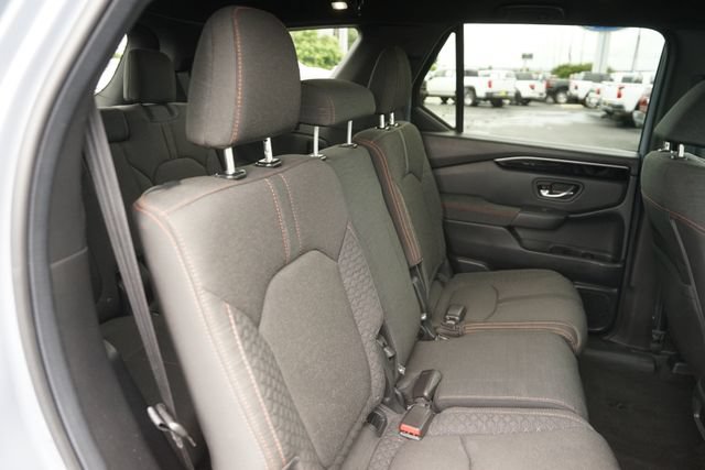 Used 2025 Honda Pilot Sport image 18