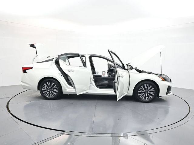 Used 2025 Nissan Altima 2.5 SV FWD image 46