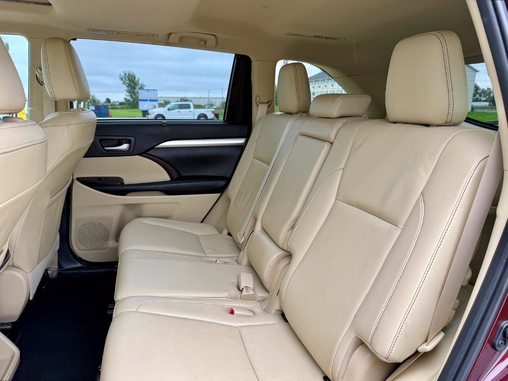 Used 2019 Toyota Highlander XLE AWD/4WD image 12