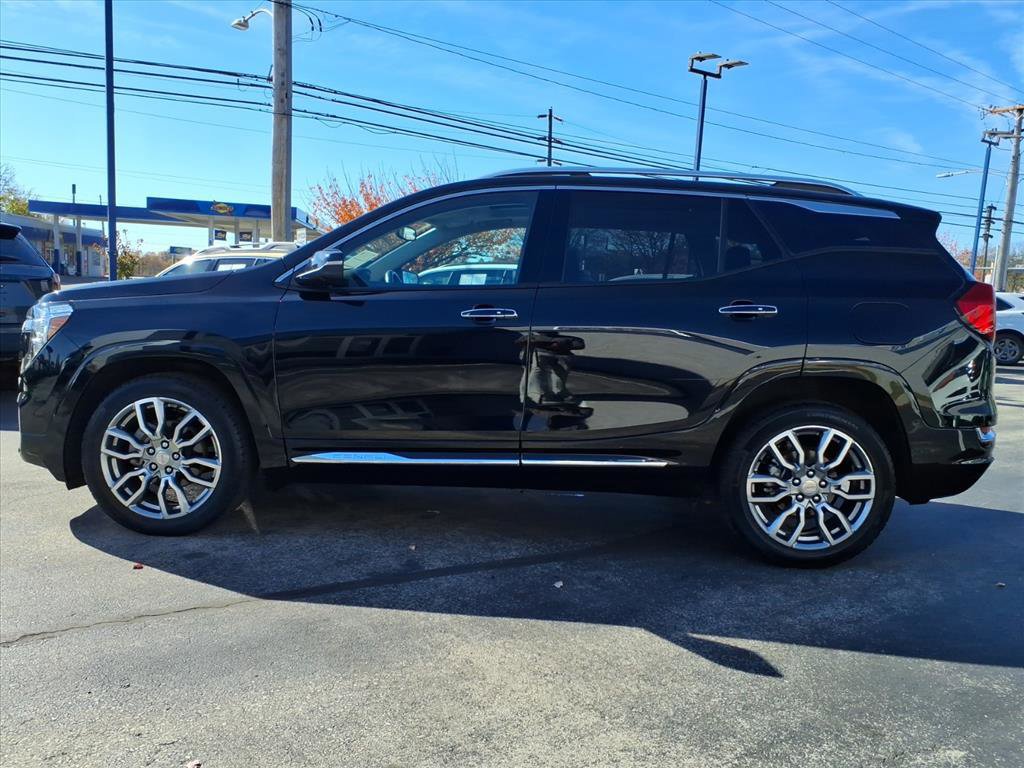 Used 2022 GMC Terrain Denali w/ Denali Premium Package image 2