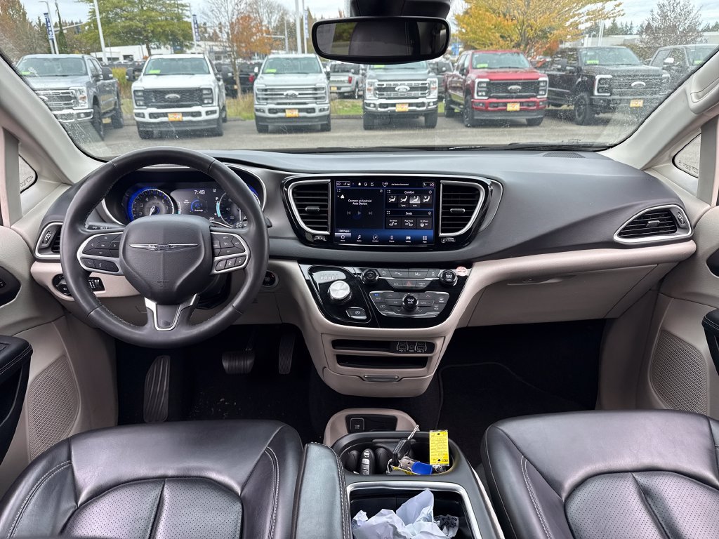 Used 2023 Chrysler Pacifica Touring-L FWD image 6