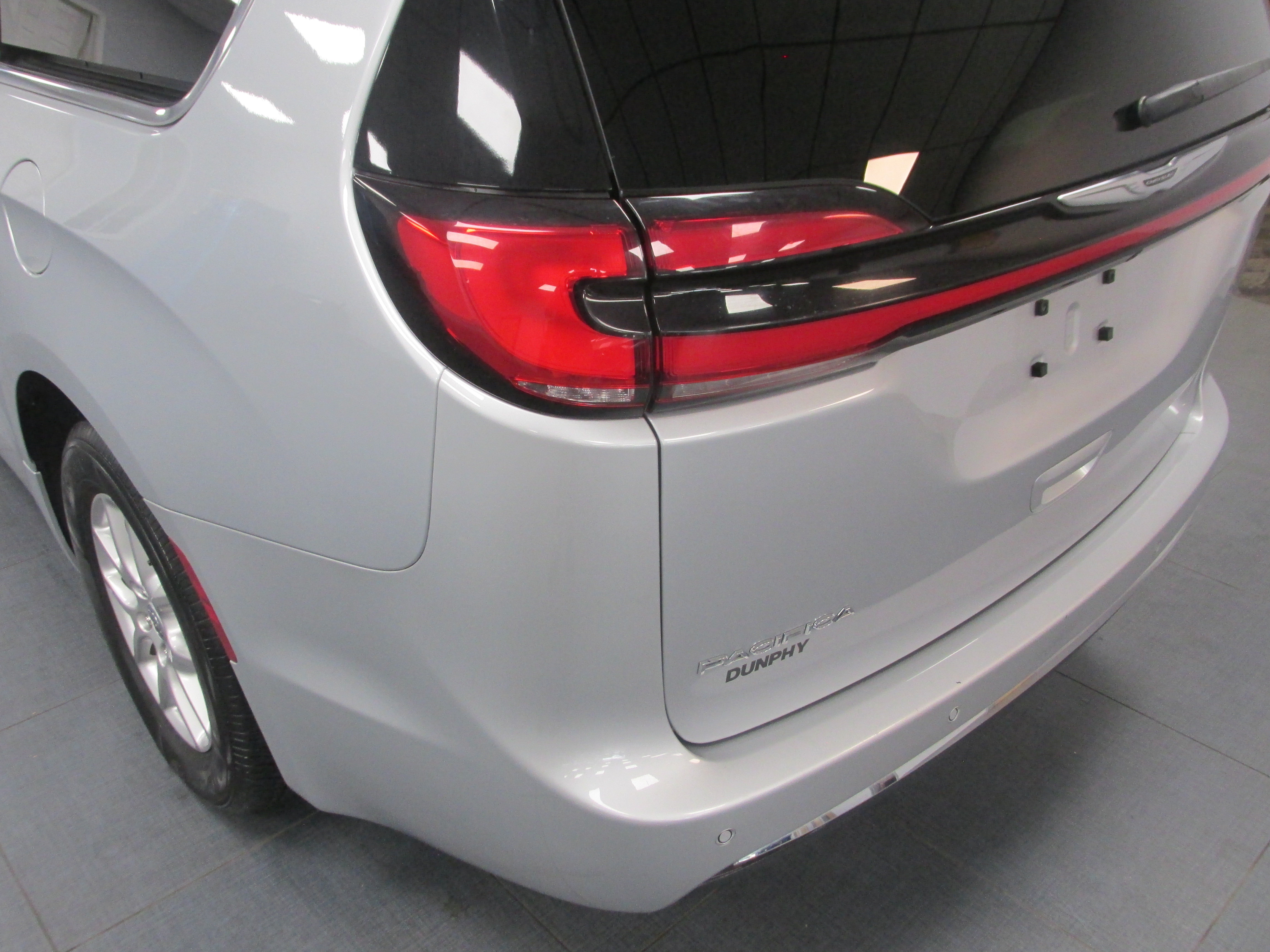 Used 2023 Chrysler Pacifica Touring-L FWD image 12