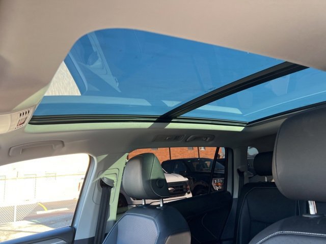 Used 2022 Volkswagen Tiguan SE w/ Panoramic Sunroof Package image 16