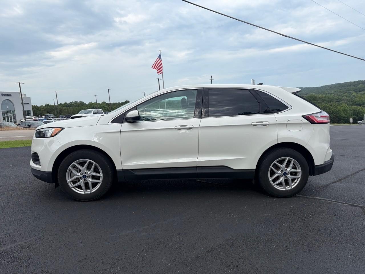 Certified 2022 Ford Edge SEL w/ Convenience Package AWD/4WD image 2