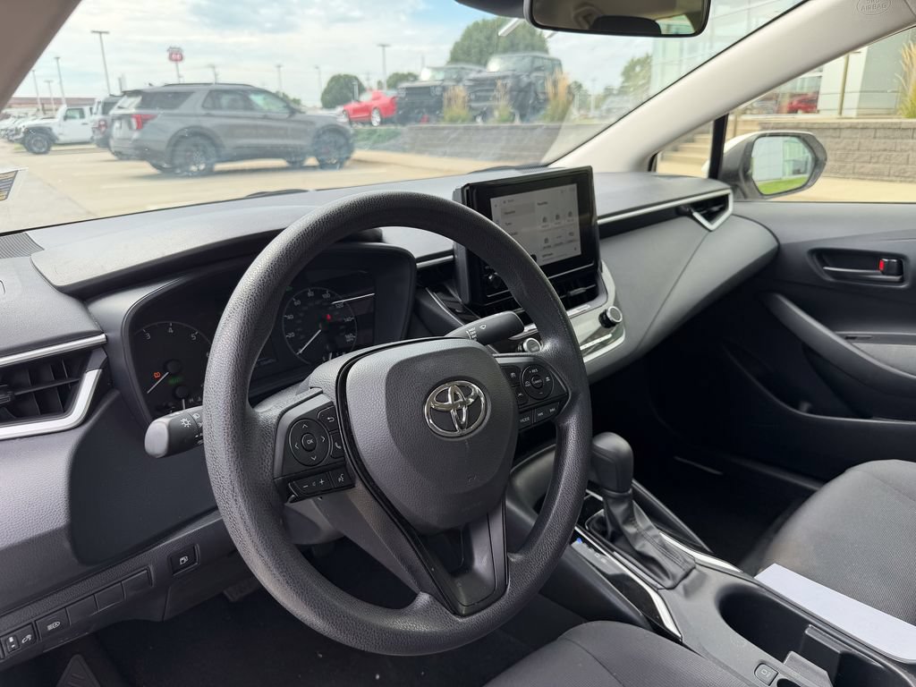 Used 2025 Toyota Corolla LE FWD image 9