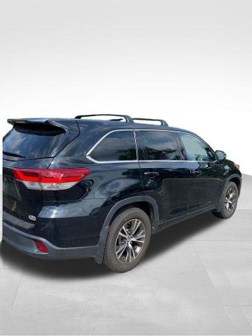 Used 2017 Toyota Highlander LE AWD/4WD image 3