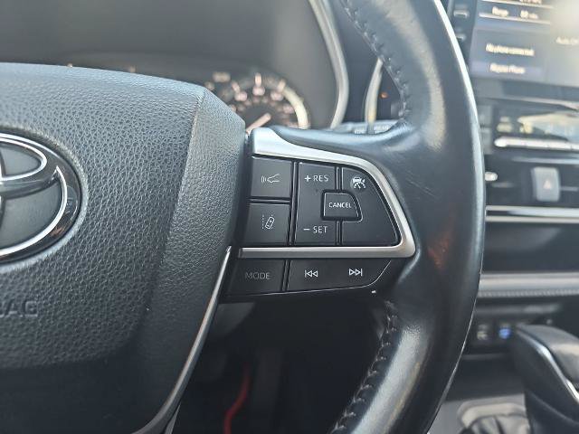 Used 2022 Toyota Highlander XLE AWD/4WD image 18